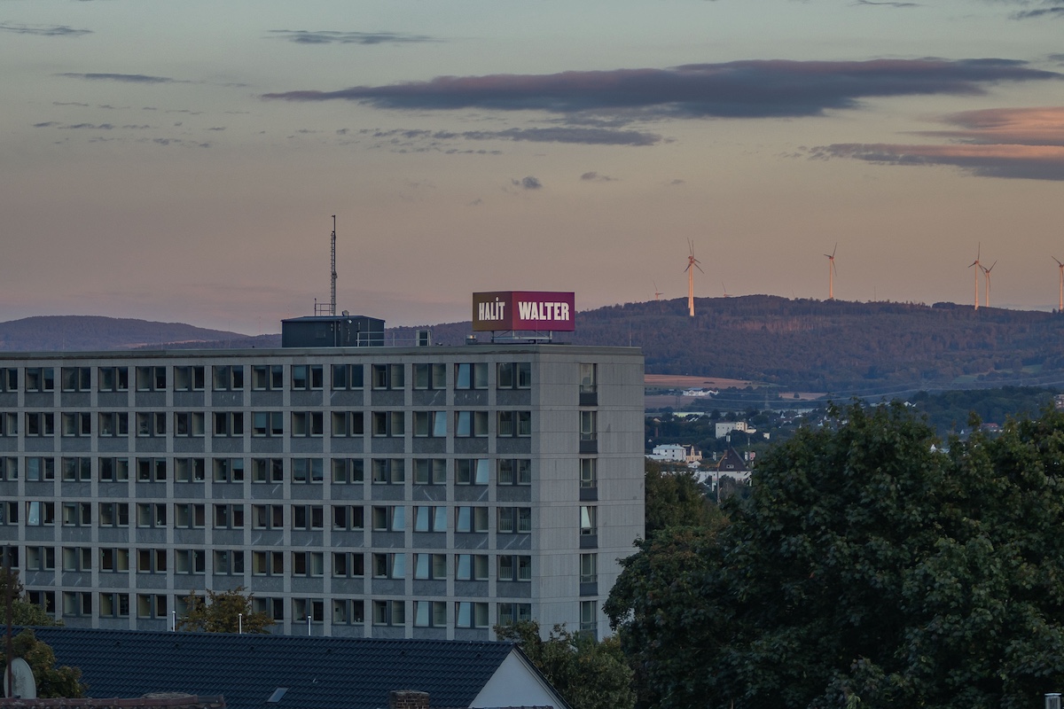 Fernansicht des Regierungspräsidiums mit dem Kunstwerk 86° (Walter Hait) auf dem Dach und der Landschaft im Hintergrund