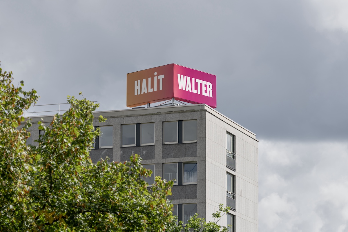 Detailausschnitt der Gebäudeansicht des Regierungspräsidiums von unten mit dem Kunstwerk 86° (Walter Hait) auf dem Dach 